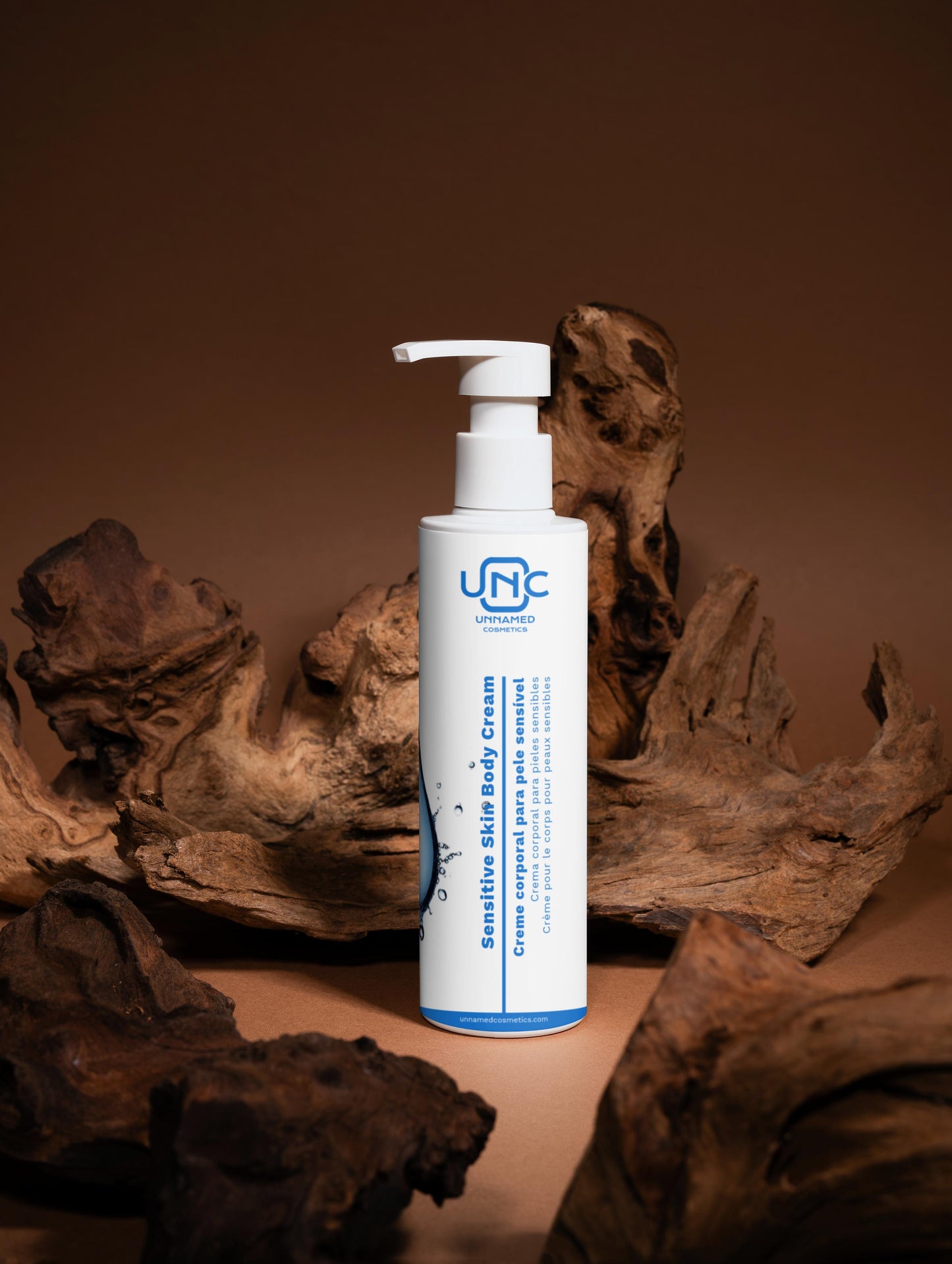 Creme natural corpo pele sensível da Unnamed Cosmetics com bomba para hidratação eficaz