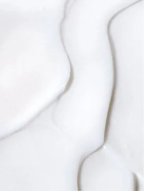 Textura suave do creme natural corpo pele sensível da Unnamed Cosmetics em fundo claro