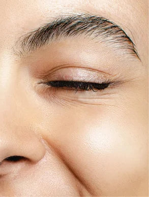 Gel antioxidante ginkgo da Unnamed Cosmetics aplicado na pele radiante e saudável de uma mulher