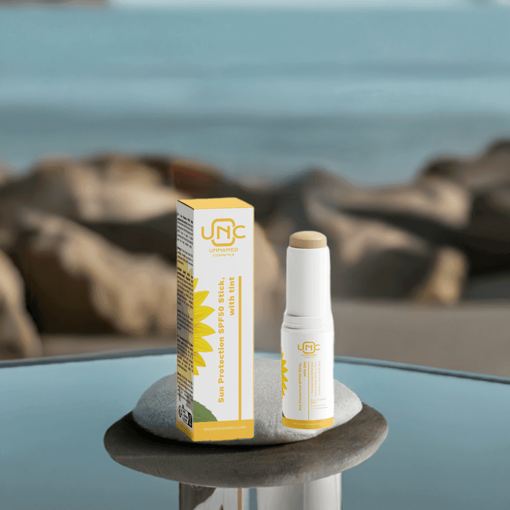Protetor Solar Natural SPF50 em embalagem stick da Unnamed Cosmetics com fundo de praia