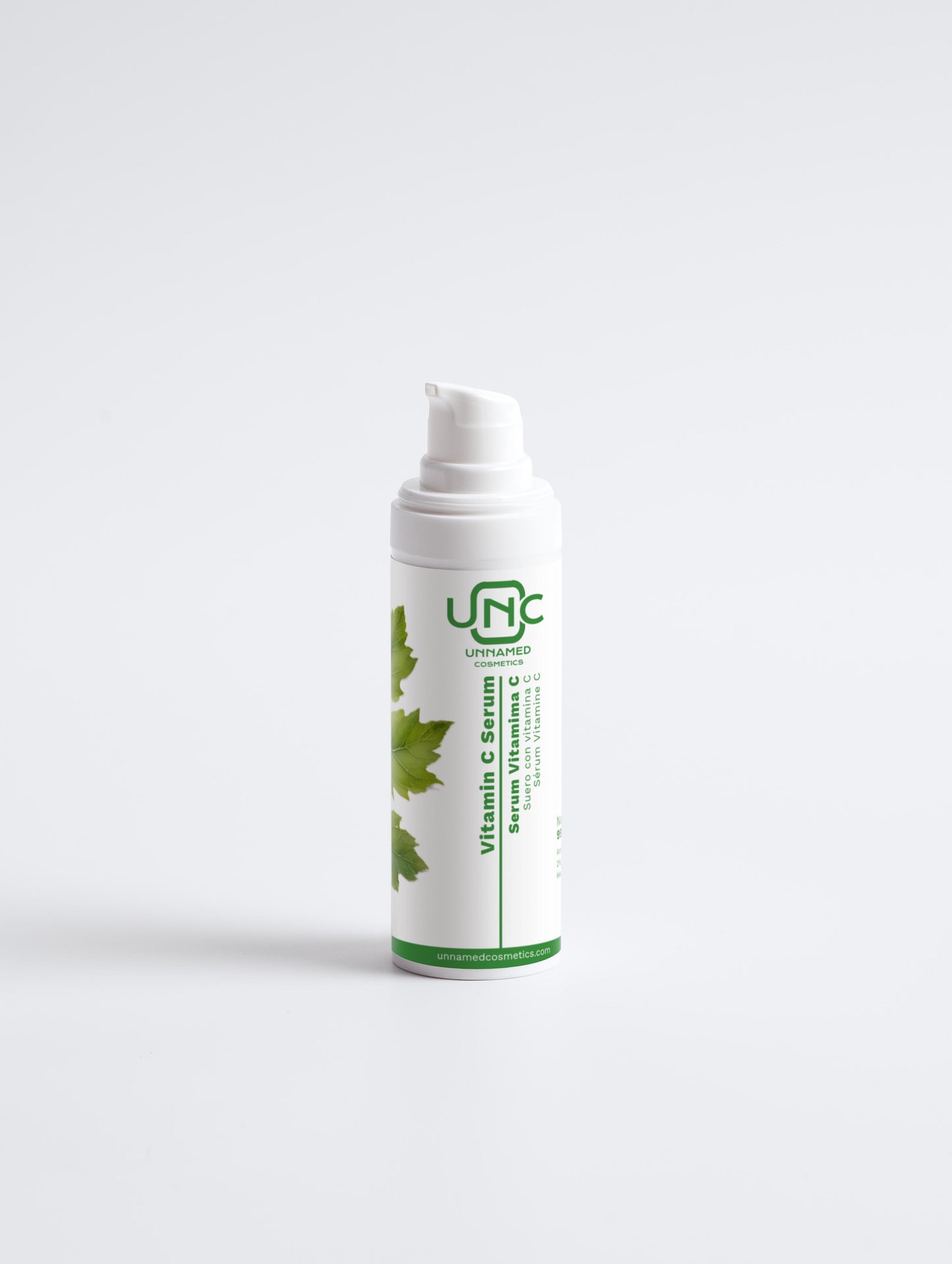 Frasco branco de Serum Vitamina C Energizante da Unnamed Cosmetics com design simples e detalhes verdes