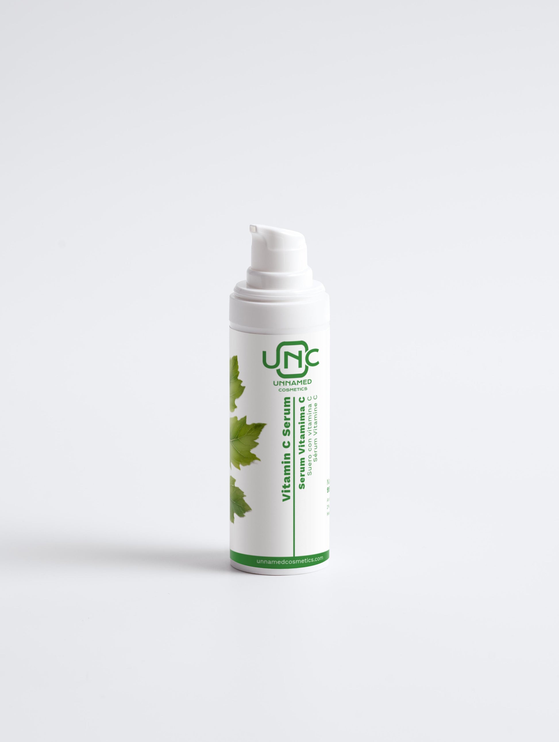 Frasco branco de Serum Vitamina C Energizante da Unnamed Cosmetics com design simples e detalhes verdes